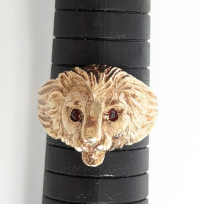 9ct Yellow Gold Lion Ring Garnet Red Eye Stones Hallmarked Size T 6.1g