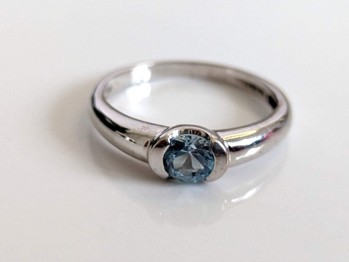 9ct White Gold Blue Topaz Ring Solitaire Hallmarked Size N