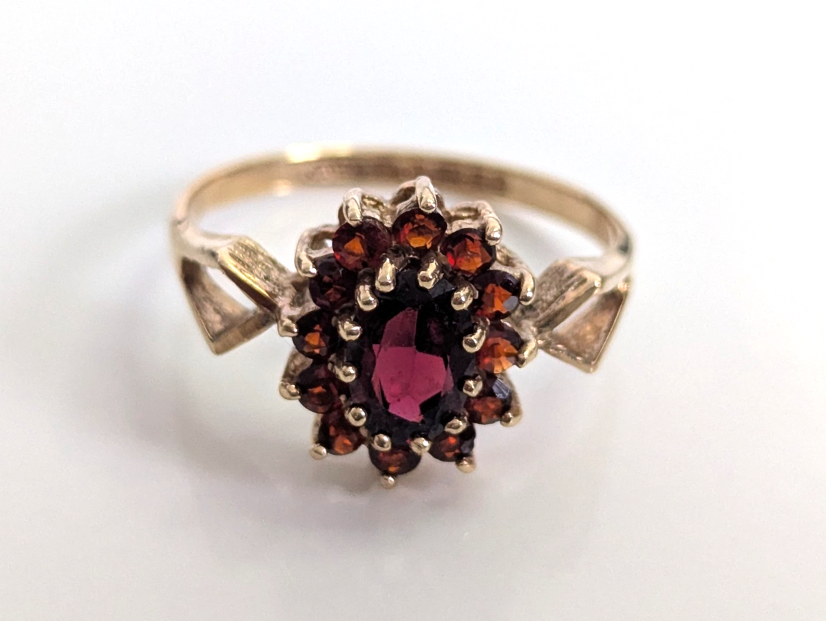 9ct Gold Ring Garnet 13x Red Hallmark Size Q 2.4g