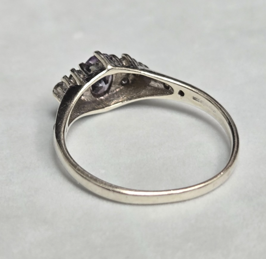 9ct Yellow Gold Ring Cubic Zirconia Stones Authentic Hallmark Ring Size M