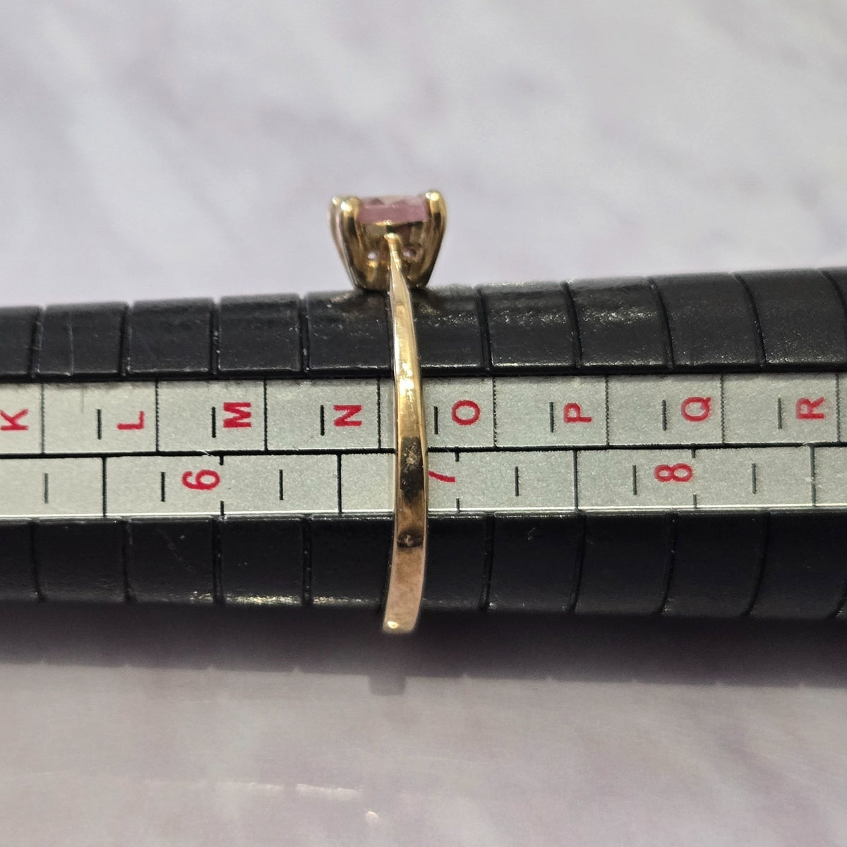 9ct Gold Ring Quartz Solitaire Hallmarked Size N 1.9g