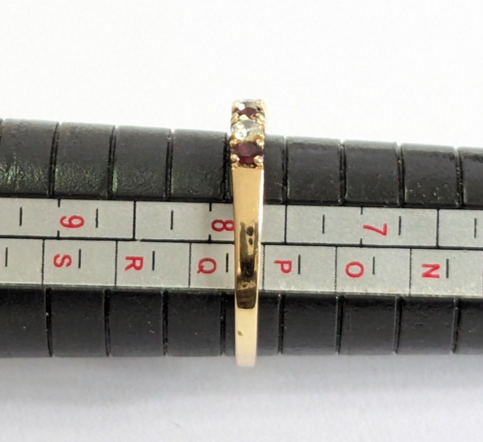 9ct Gold Ring Garnet Cubic Zirconia Hallmarked Size P 1.3g
