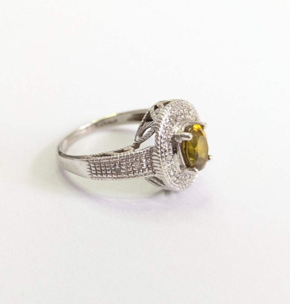 9ct White Gold Ring Sphene Diamond Hallmark Size N 3.5g