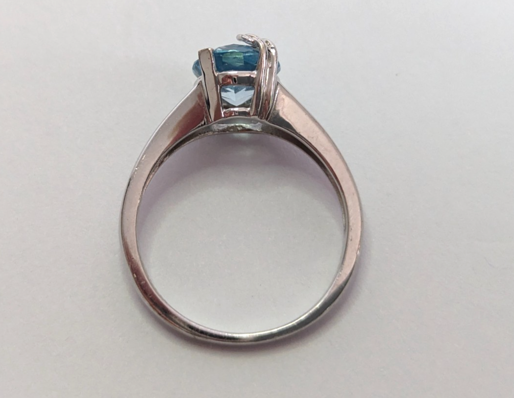 9ct White Gold Ring Oval Blue Topaz Solitaire Size Q 1/2 3.8g Hallmarked