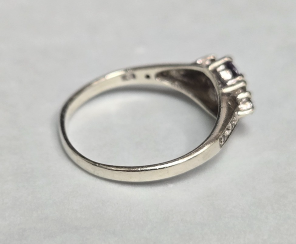 9ct Yellow Gold Ring Cubic Zirconia Stones Authentic Hallmark Ring Size M