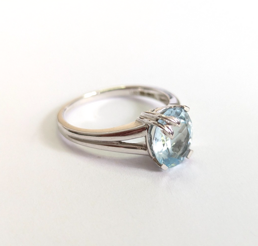 9ct White Gold Ring Oval Blue Topaz Solitaire Size Q 1/2 3.8g Hallmarked
