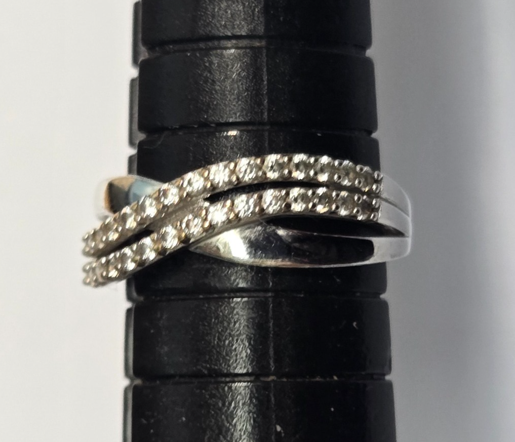 9ct Gold Ring Cubic Zirconia Stones Size L Crossover Setting UK Hallmarked 1.7g