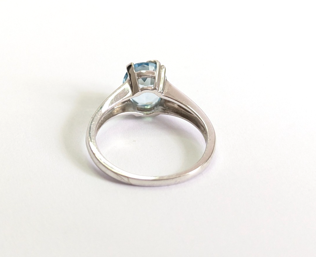 9ct White Gold Ring Oval Blue Topaz Solitaire Size Q 1/2 3.8g Hallmarked