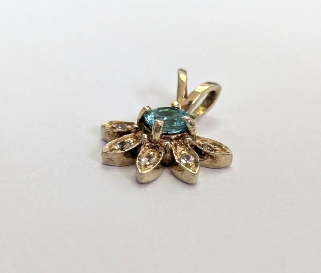 9ct Yellow Gold Necklace Flower Pendant Topaz Diamond Stones 14mm x 16mm 1.3g