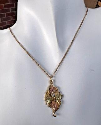 Black Hills 10k Gold Necklace Leaves Pendant Hallmarked Rose Green Chain 52cm