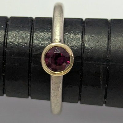 Vintage Silver Gold Ring Garnet Stone 18ct Gold Setting Silver Band Size O 2.9g