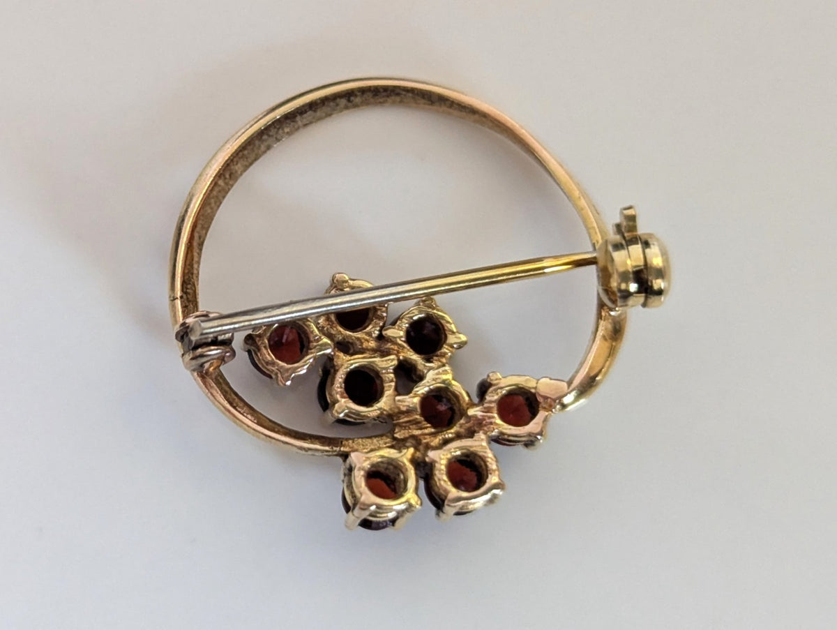 9ct Gold Garnet Wreath Brooch Pin Cluster Red Stone Circle Open Work
