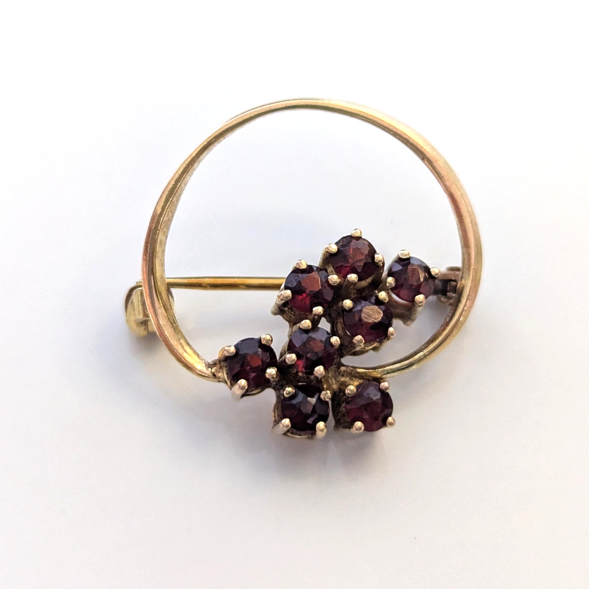 9ct Gold Garnet Wreath Brooch Pin Cluster Red Stone Circle Open Work