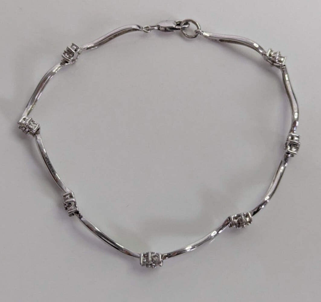 9ct White Gold Bracelet 48 Cubic Zirconia Stones 375 Stamped 18cm Long