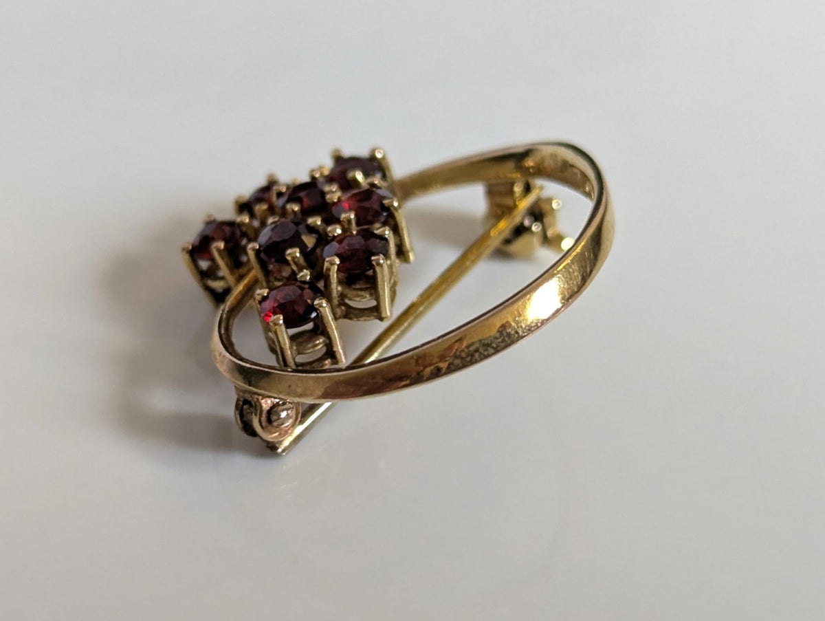 9ct Gold Garnet Wreath Brooch Pin Cluster Red Stone Circle Open Work