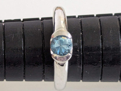 9ct White Gold Blue Topaz Ring Solitaire Hallmarked Size N