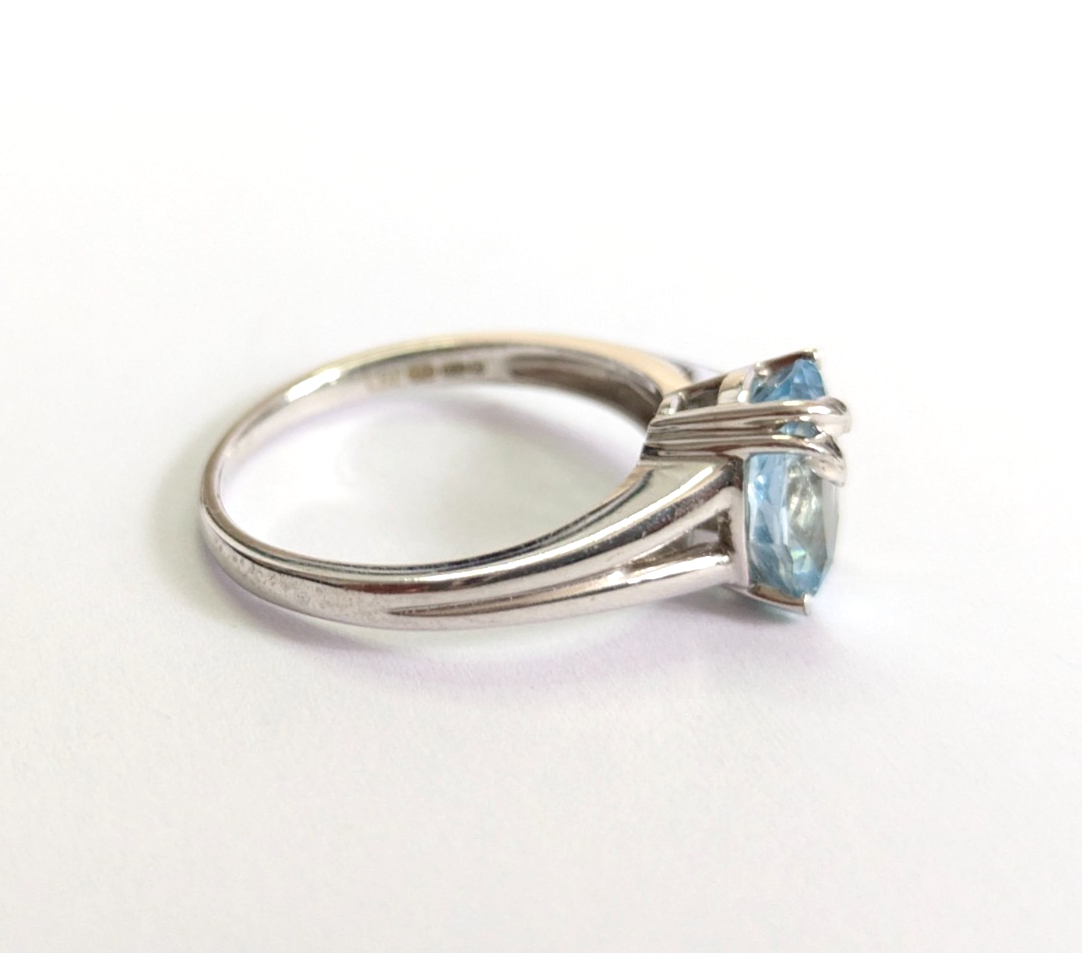 9ct White Gold Ring Oval Blue Topaz Solitaire Size Q 1/2 3.8g Hallmarked