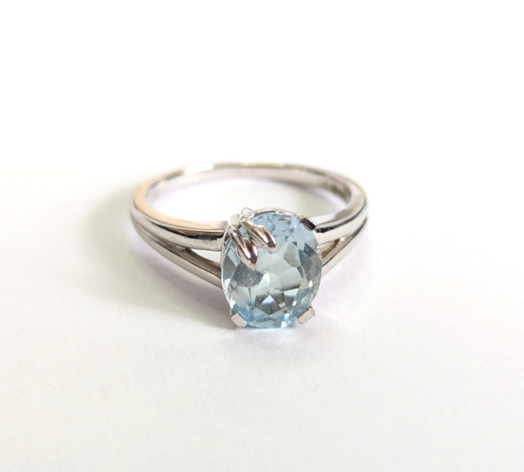 9ct White Gold Ring Oval Blue Topaz Solitaire Size Q 1/2 3.8g Hallmarked