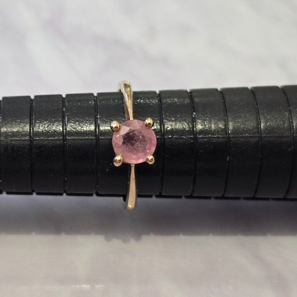 9ct Gold Ring Quartz Solitaire Hallmarked Size N 1.9g