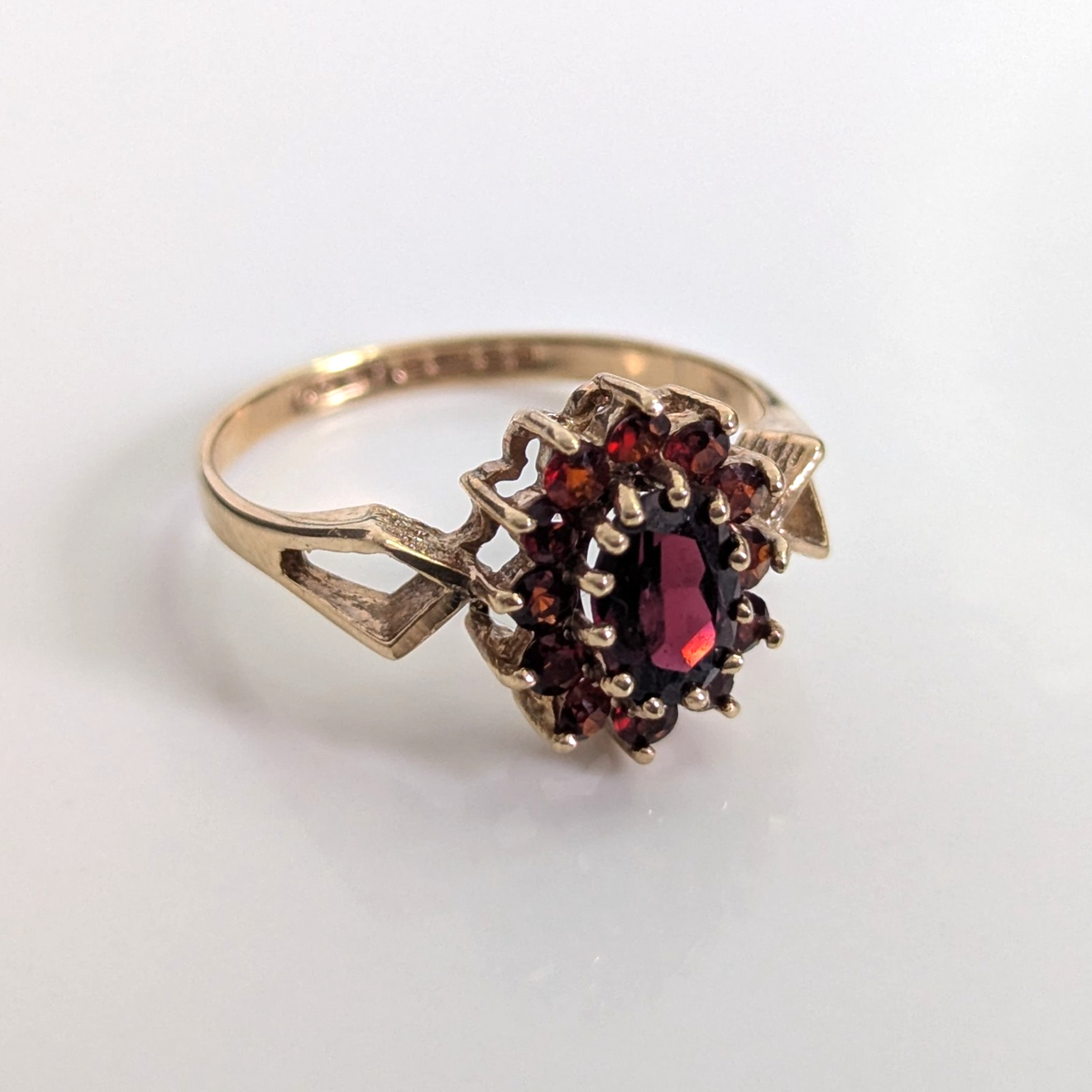 9ct Gold Ring Garnet 13x Red Hallmark Size Q 2.4g