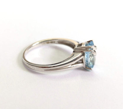 9ct White Gold Ring Oval Blue Topaz Solitaire Size Q 1/2 3.8g Hallmarked
