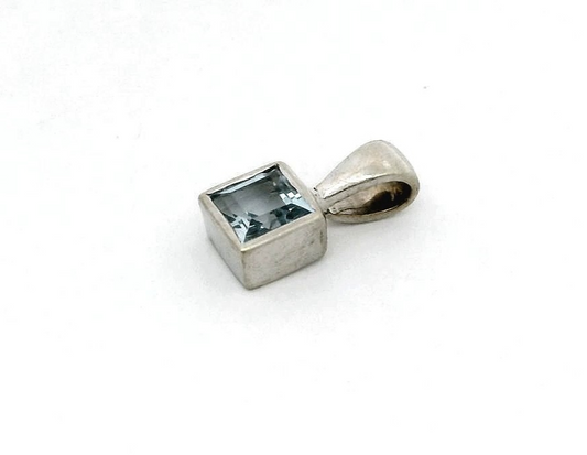 9ct White Gold Pendant Blue Topaz Stone 9K Stamped  0.9g Size 10mm x 5mm