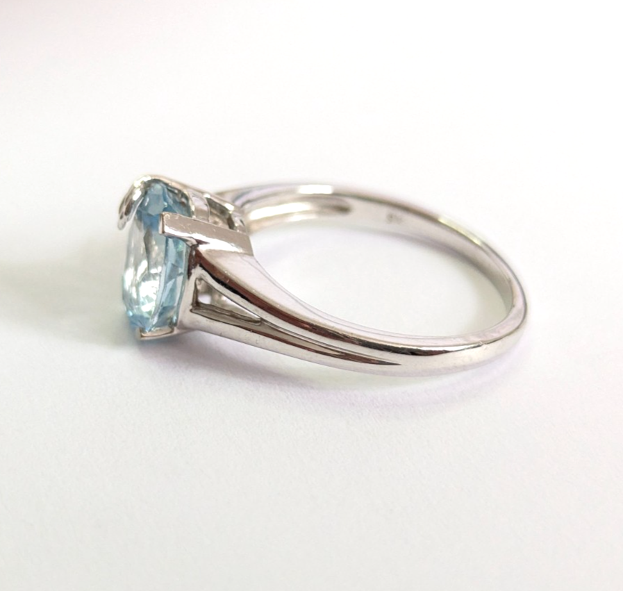 9ct White Gold Ring Oval Blue Topaz Solitaire Size Q 1/2 3.8g Hallmarked