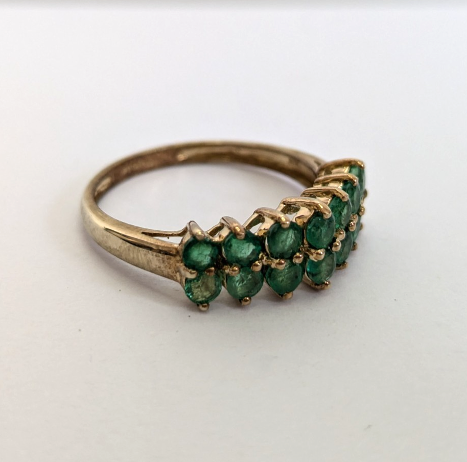 9ct Gold Ring Emerald Green 14x Hallmarked Size Q 2.5g