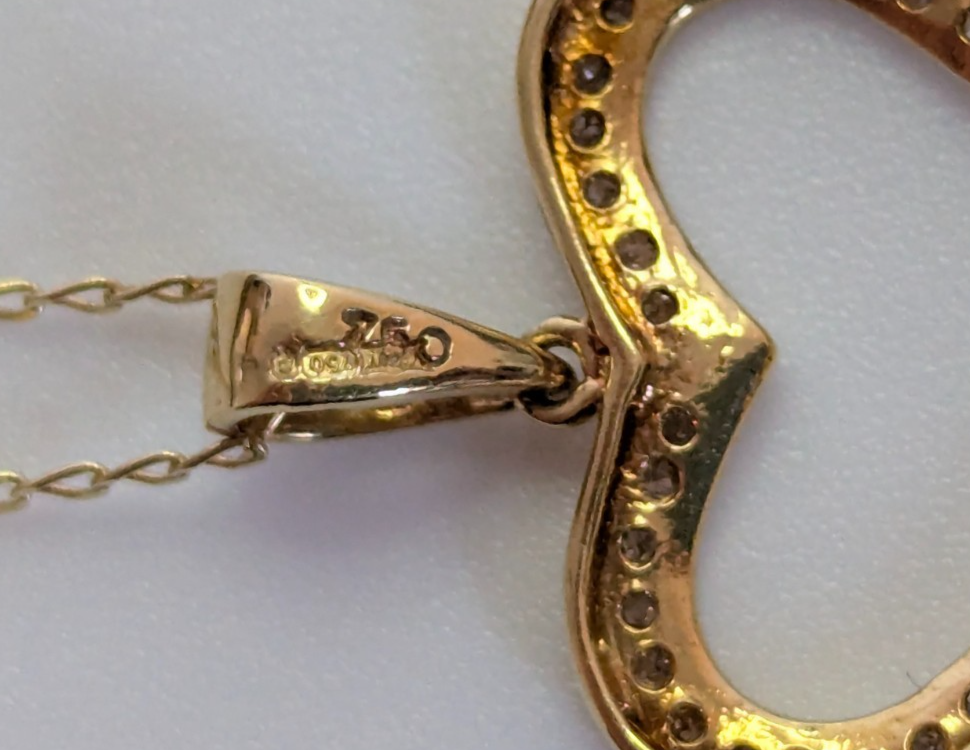 18ct Yellow Gold Necklace Diamond Stones Heart Pendant 50cm Long Hallmarked 2.3g