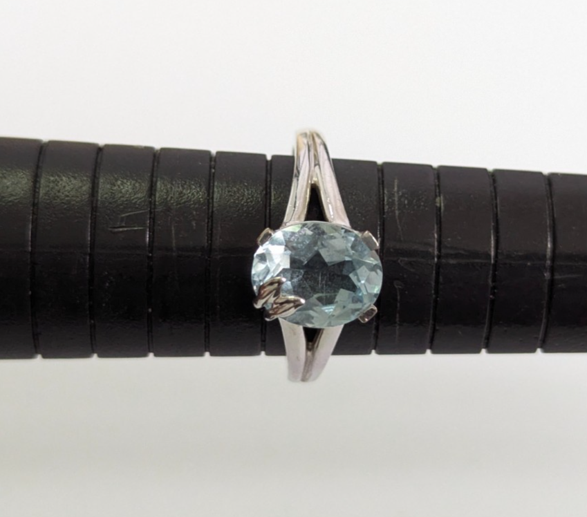 9ct White Gold Ring Oval Blue Topaz Solitaire Size Q 1/2 3.8g Hallmarked