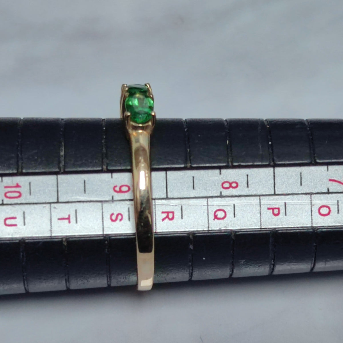 9ct Gold Green Diopside Ring Size R Five-Stone Prong Setting 2.1g