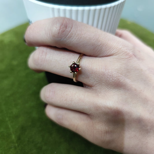 9ct Gold Ring Garnet Stone Solitaire UK Hallmark Size N 2.8g January Birthstone