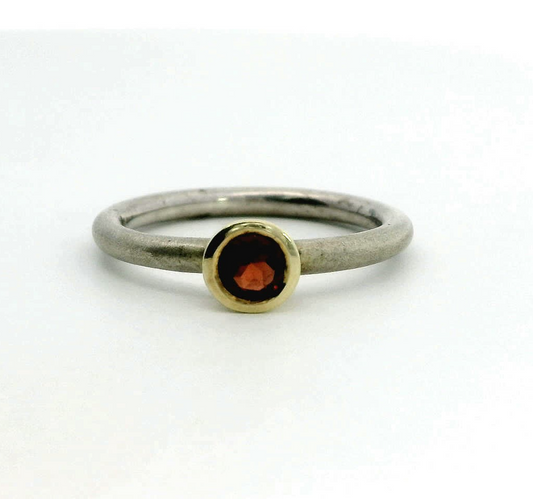 Vintage Silver Gold Ring Garnet Stone 18ct Gold Setting Silver Band Size O 2.9g