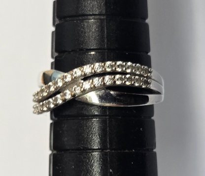 9ct Gold Ring Cubic Zirconia Stones Size L Crossover Setting UK Hallmarked 1.7g