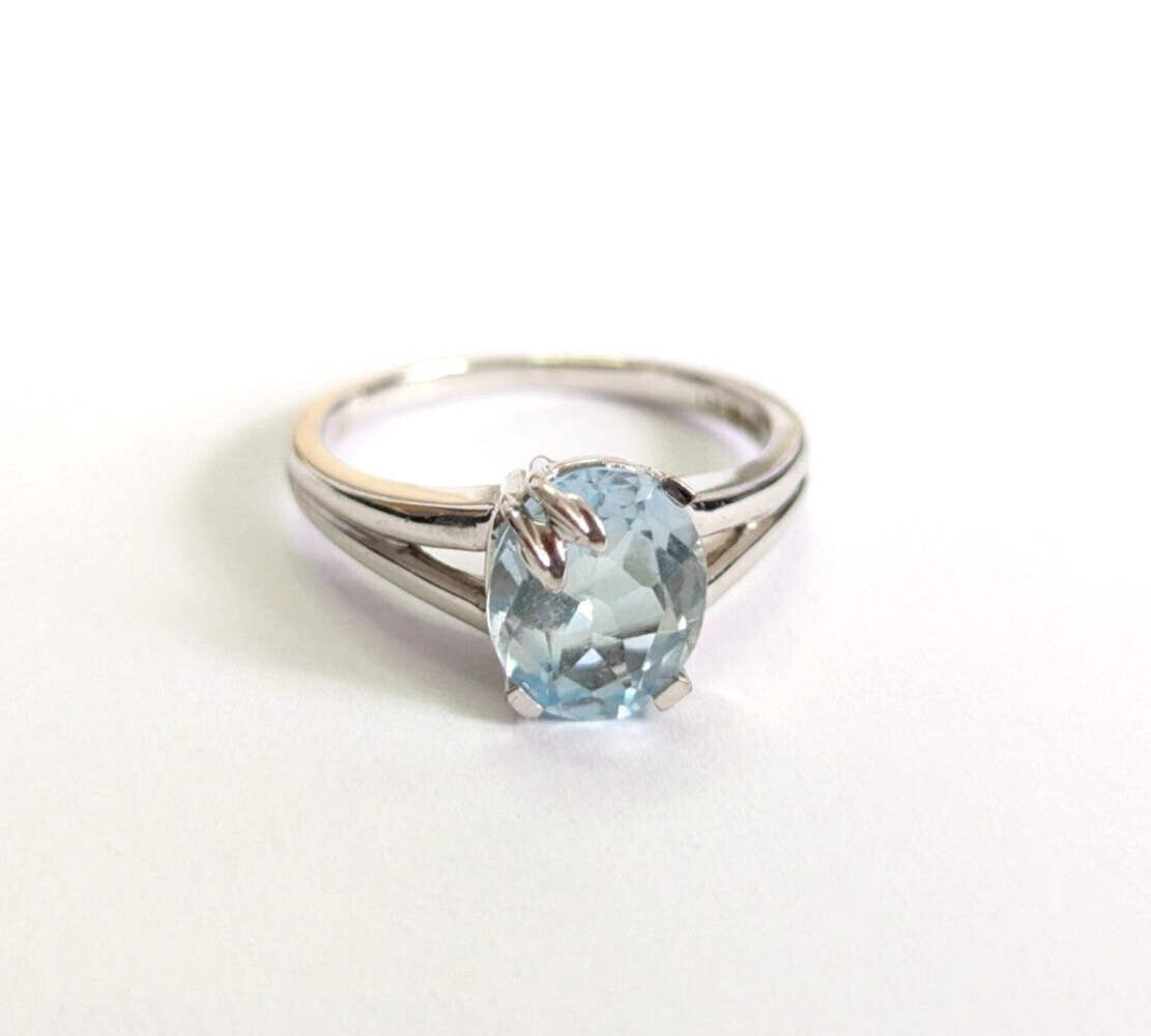 9ct White Gold Ring Oval Blue Topaz Solitaire Size Q 1/2 3.8g Hallmarked