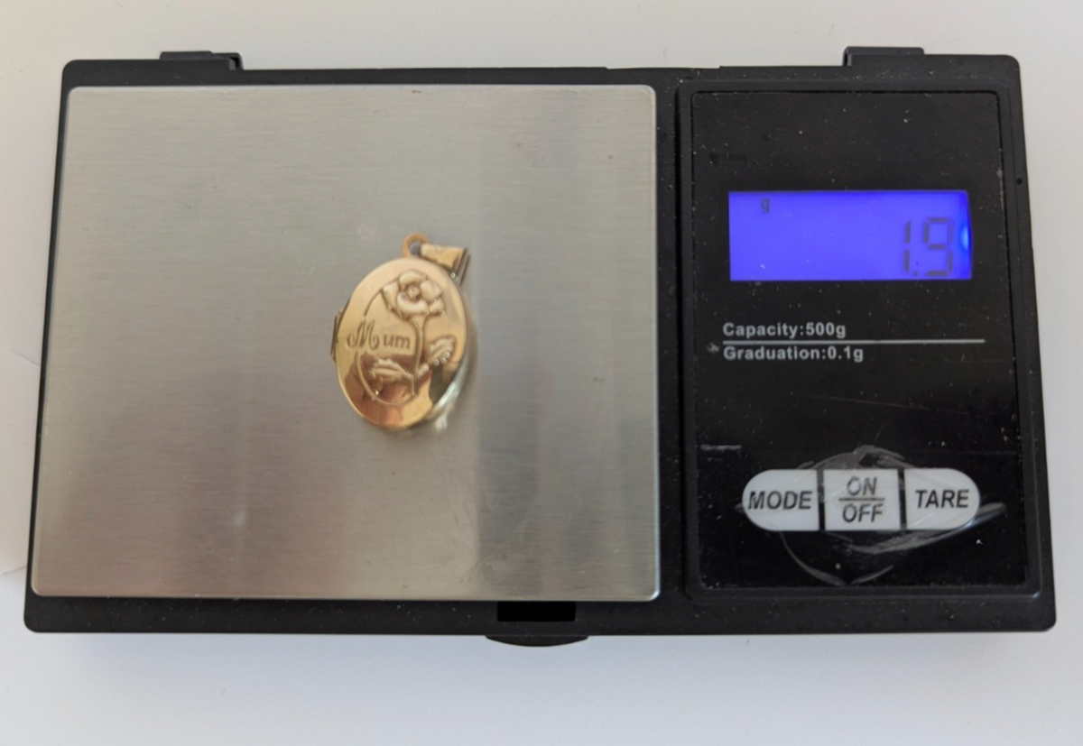 9ct Gold MUM Photo Locket Mother Keepsake Pendant Hallmarked 1.9g 23mm x 17mm