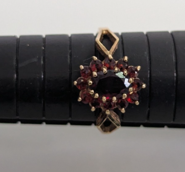 9ct Gold Ring Garnet 13x Red Hallmark Size Q 2.4g