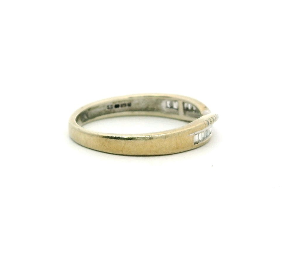 9ct Gold Ring Diamond Hallmarked Size K 1.7g