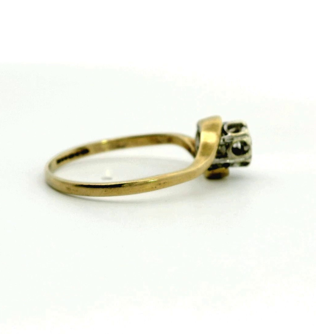 Vintage 9ct Gold Ring Diamond 0.10ct Gemstone Hallmark Size R illusion Crossover