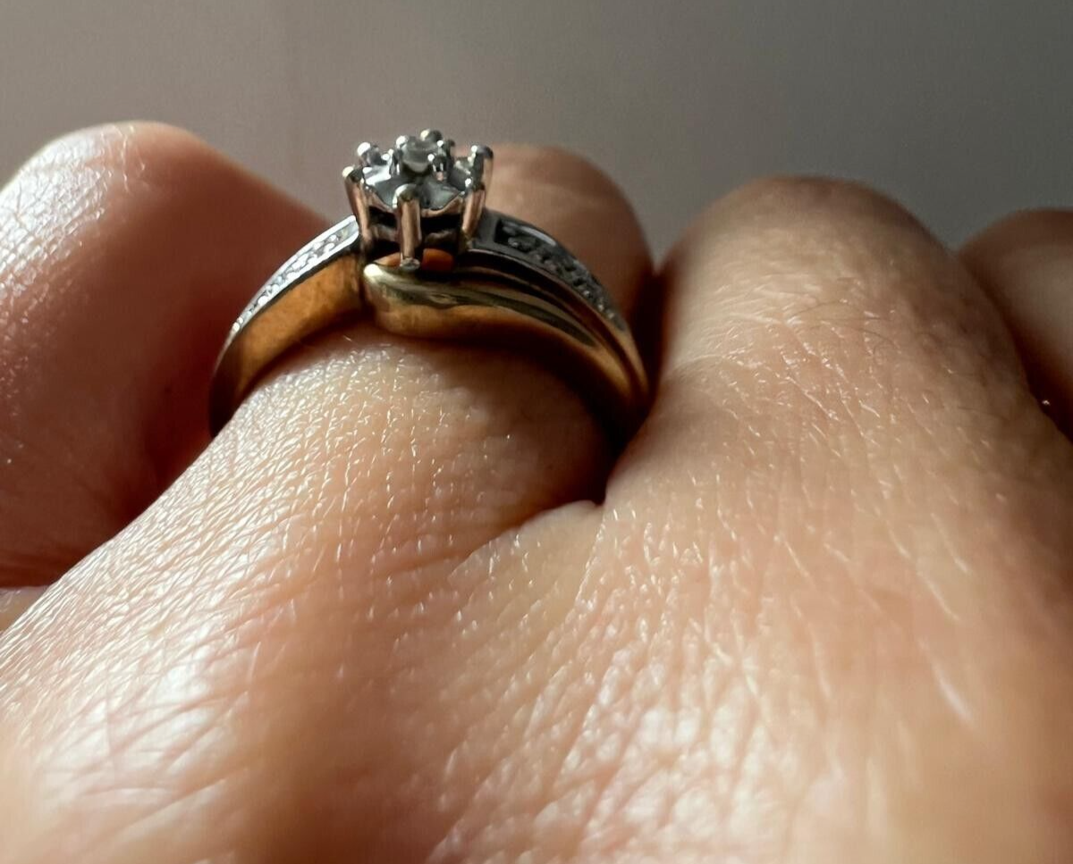 9ct Gold Ring Diamond 7x Size M Hallmarked 3.1g