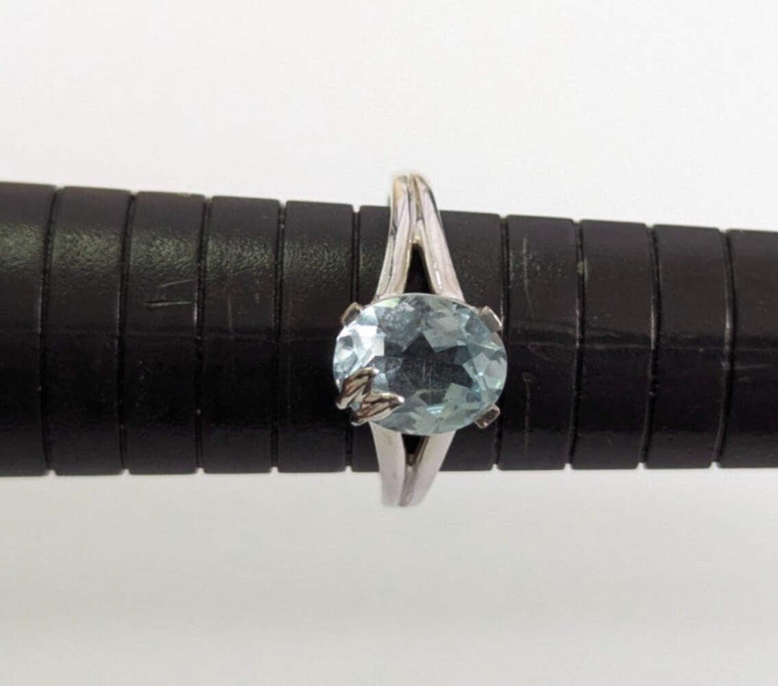 9ct White Gold Ring Oval Blue Topaz Solitaire Size Q 1/2 3.8g Hallmarked
