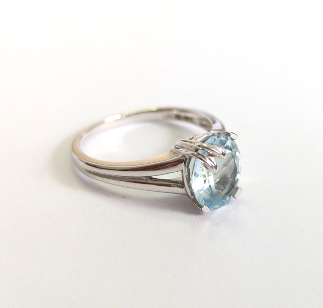 9ct White Gold Ring Oval Blue Topaz Solitaire Size Q 1/2 3.8g Hallmarked
