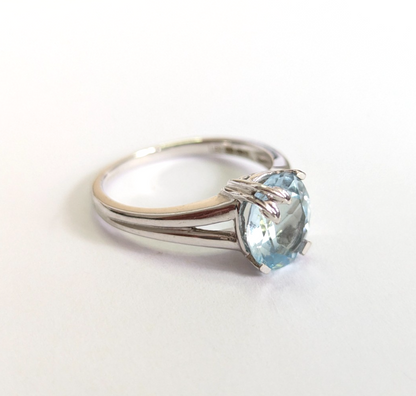 9ct White Gold Ring Oval Blue Topaz Solitaire Size Q 1/2 3.8g Hallmarked