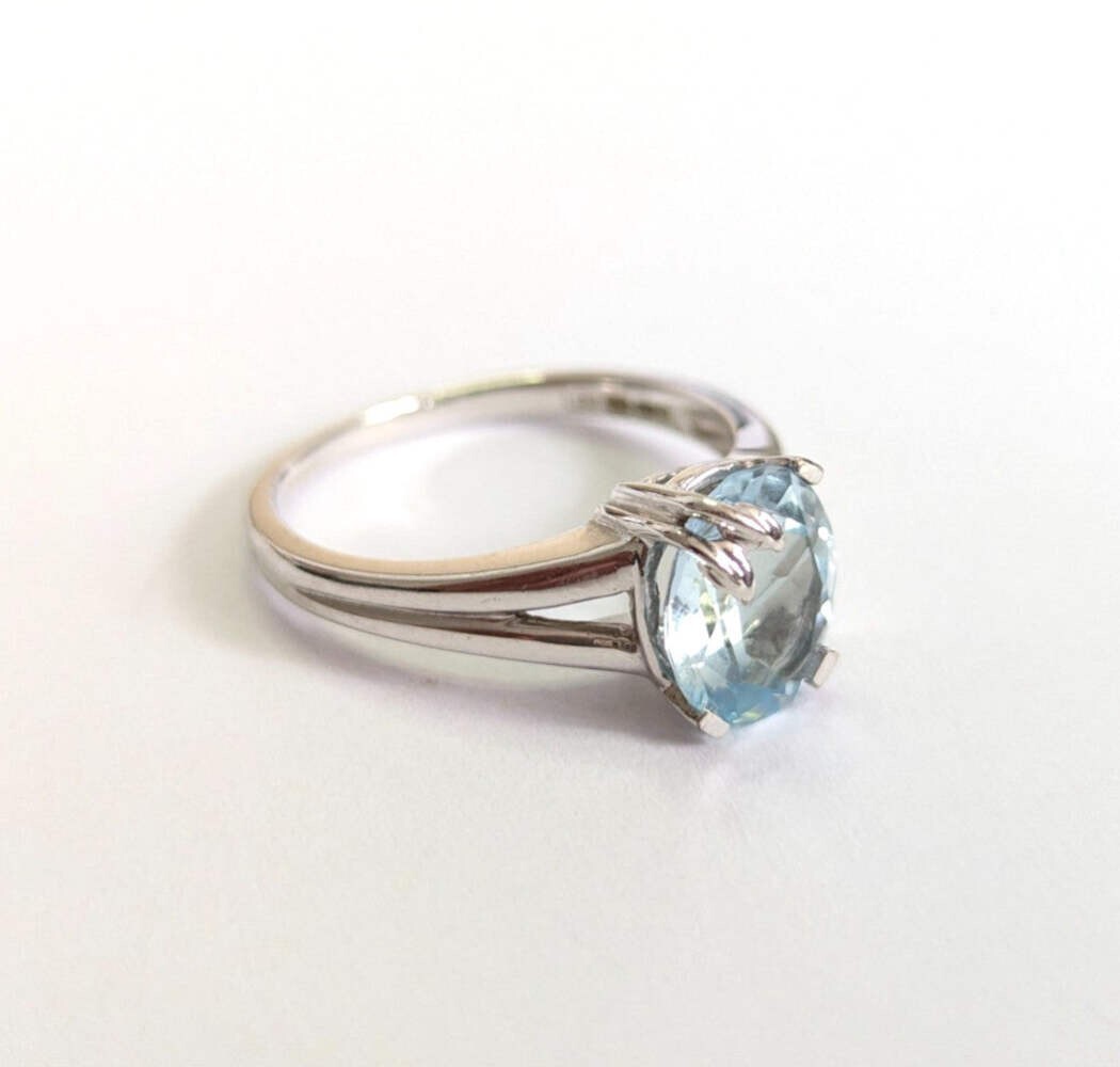 9ct White Gold Ring Oval Blue Topaz Solitaire Size Q 1/2 3.8g Hallmarked